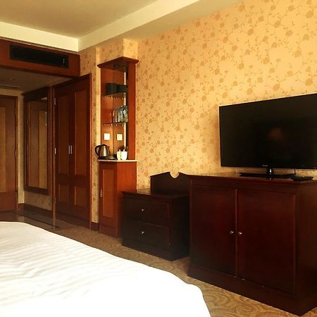 Central Plaza Hotel Далиен Екстериор снимка