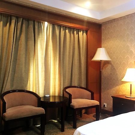 Central Plaza Hotel Далиен Екстериор снимка