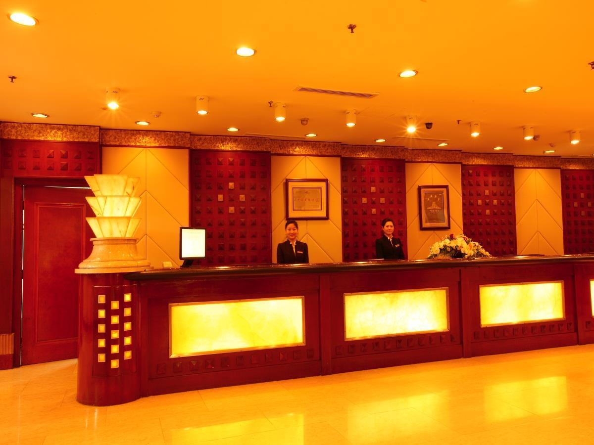 Central Plaza Hotel Далиен Екстериор снимка