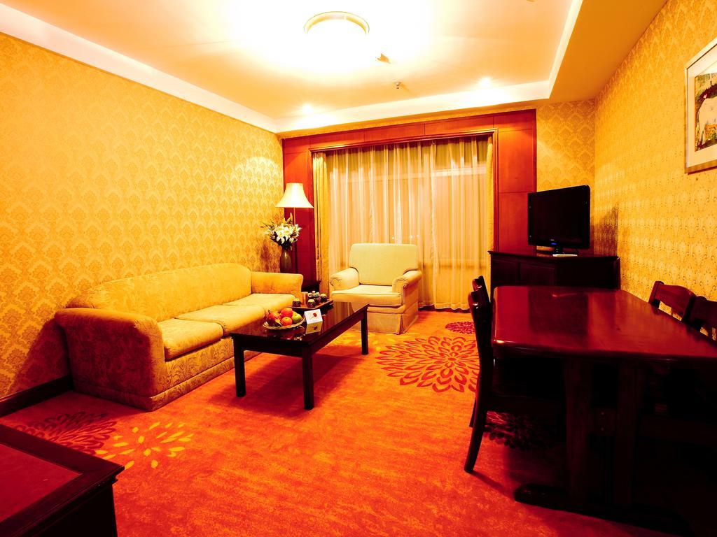 Central Plaza Hotel Далиен Екстериор снимка