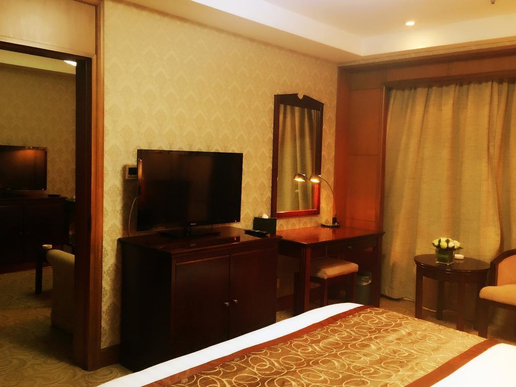 Central Plaza Hotel Далиен Екстериор снимка