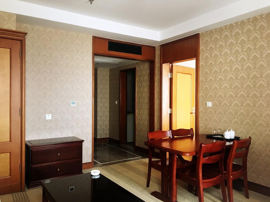 Central Plaza Hotel Далиен Екстериор снимка