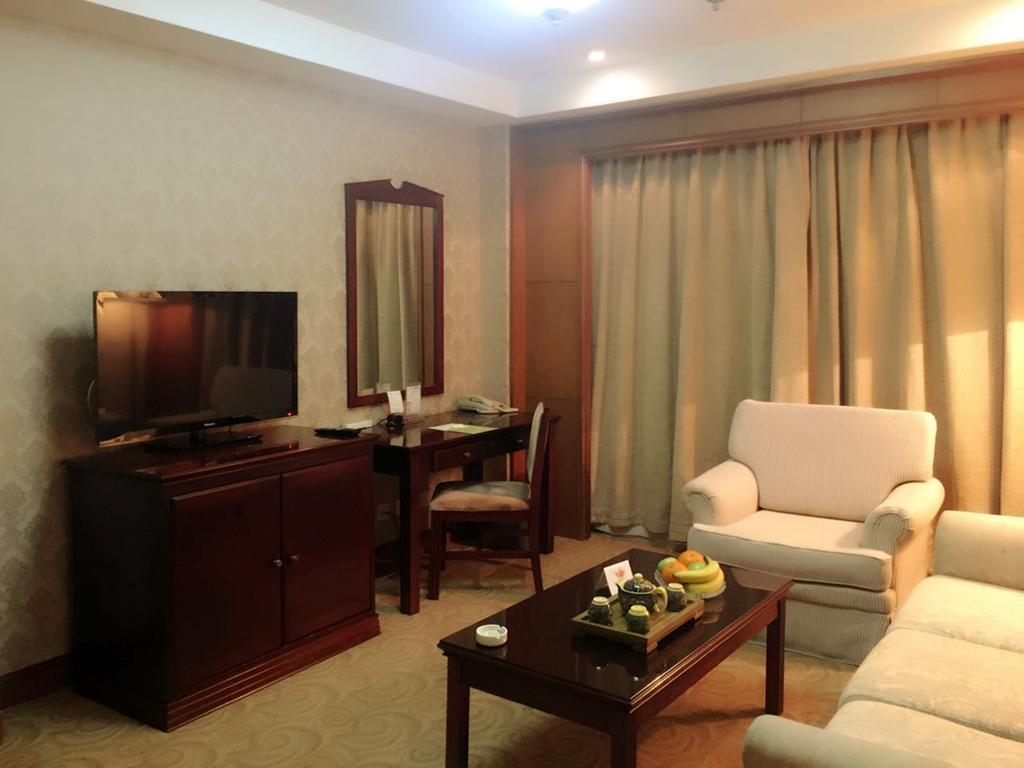 Central Plaza Hotel Далиен Екстериор снимка