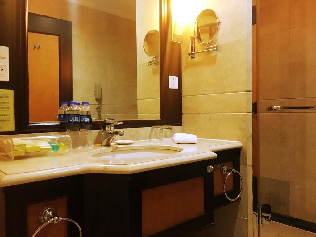 Central Plaza Hotel Далиен Екстериор снимка