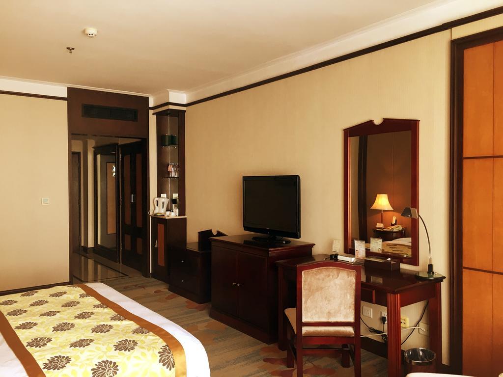 Central Plaza Hotel Далиен Екстериор снимка