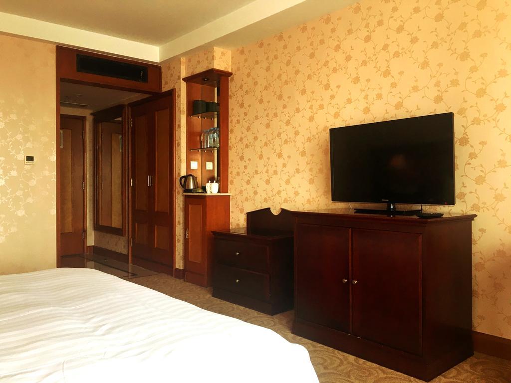 Central Plaza Hotel Далиен Екстериор снимка