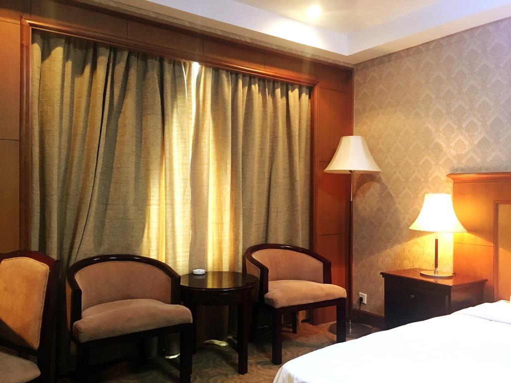 Central Plaza Hotel Далиен Екстериор снимка