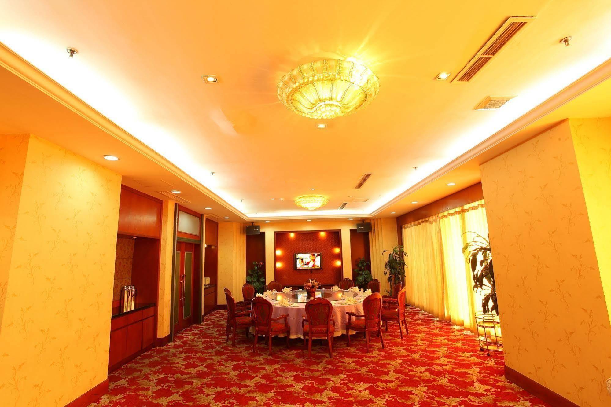 Central Plaza Hotel Далиен Екстериор снимка