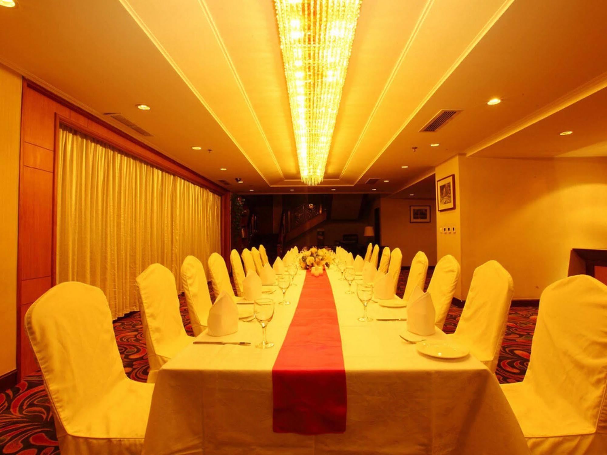 Central Plaza Hotel Далиен Екстериор снимка