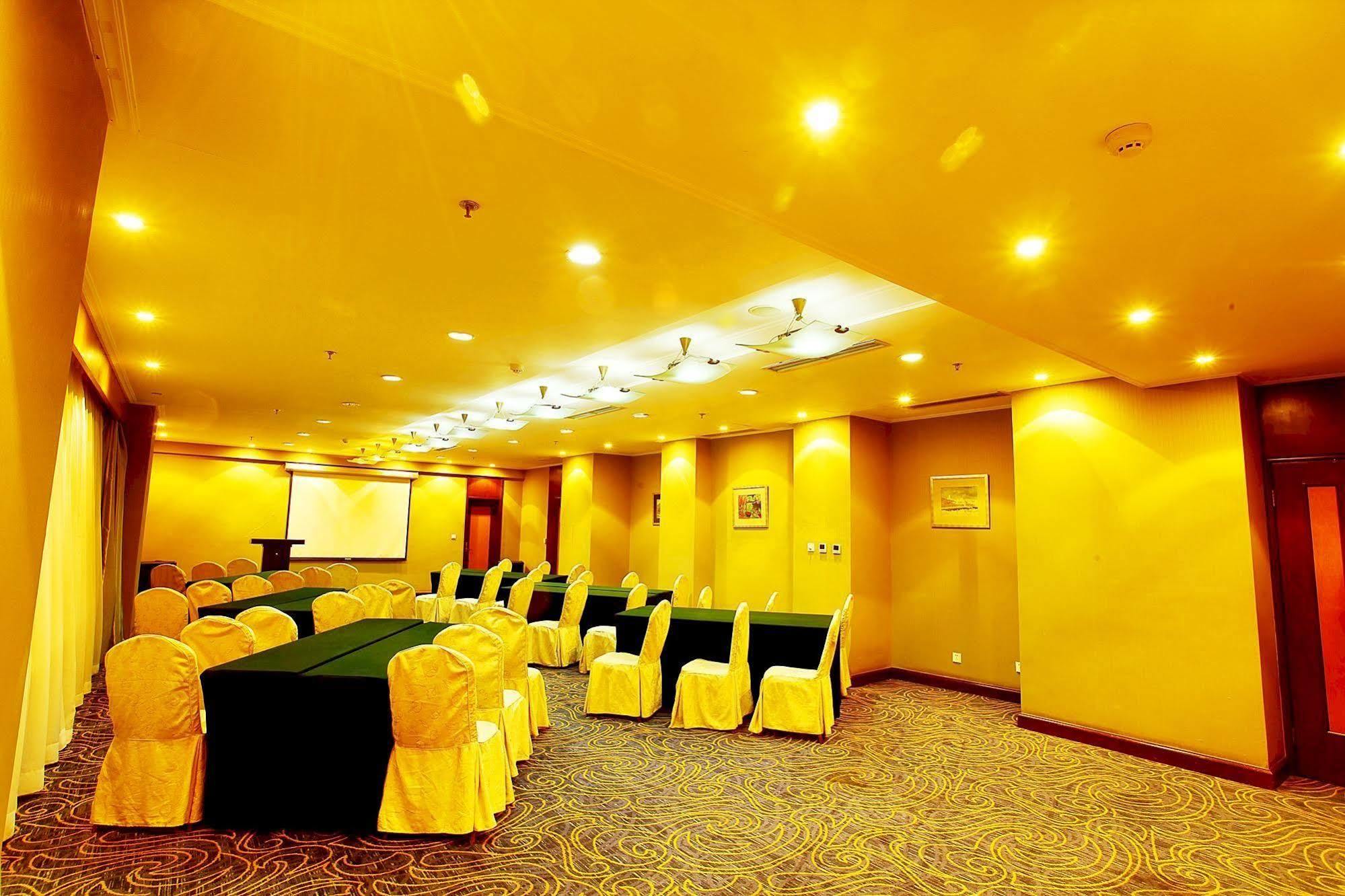 Central Plaza Hotel Далиен Екстериор снимка