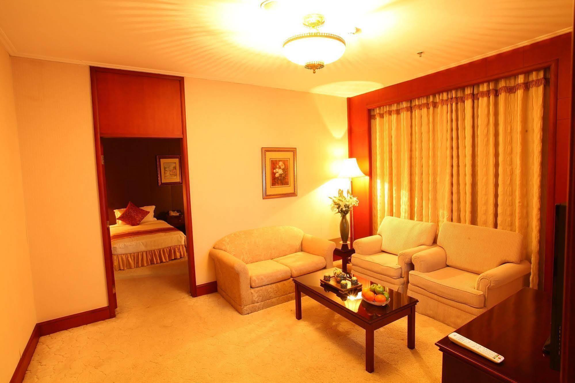 Central Plaza Hotel Далиен Екстериор снимка