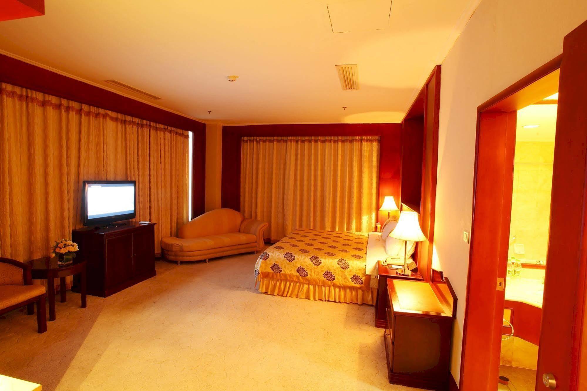 Central Plaza Hotel Далиен Екстериор снимка