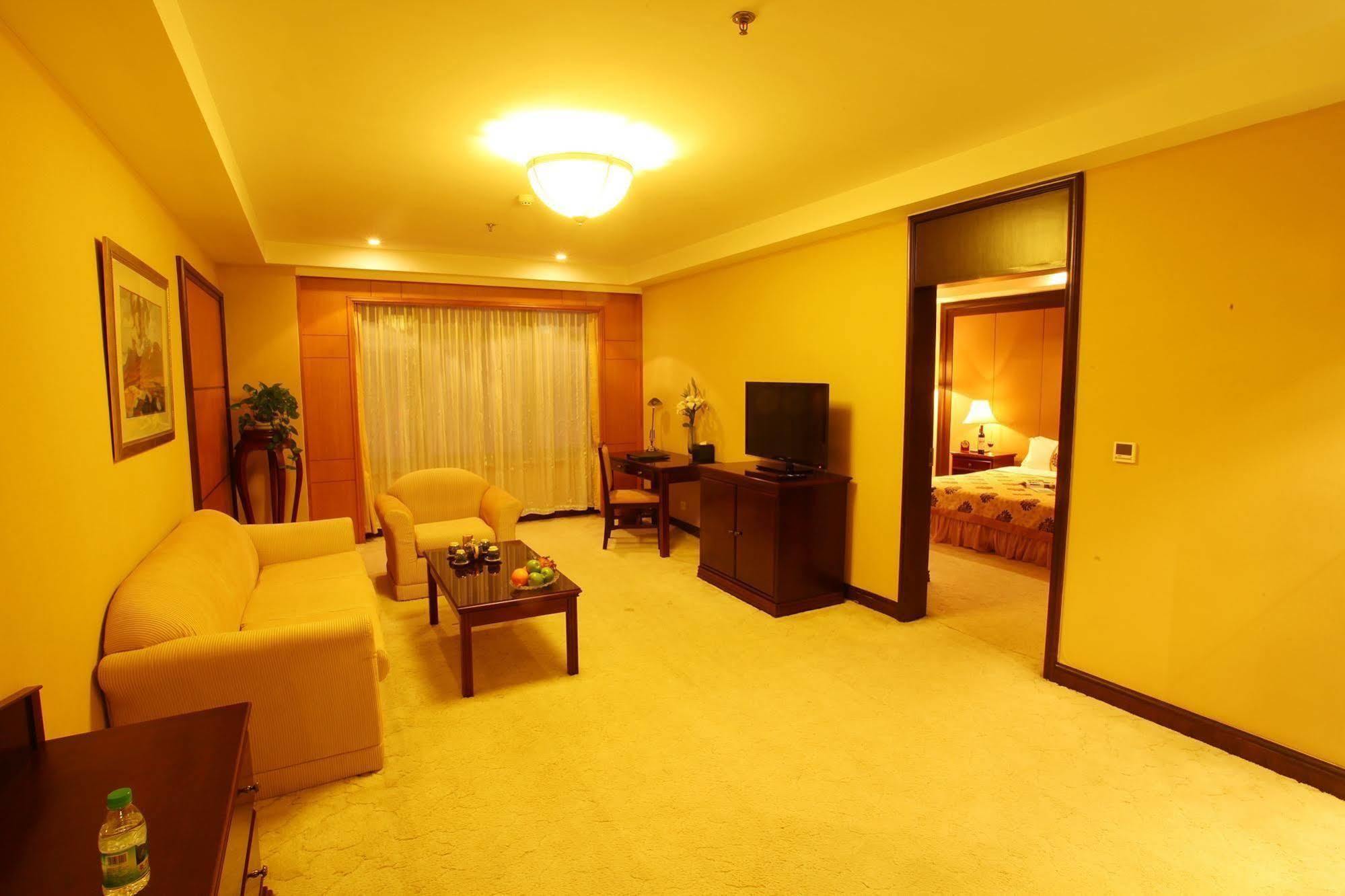 Central Plaza Hotel Далиен Екстериор снимка