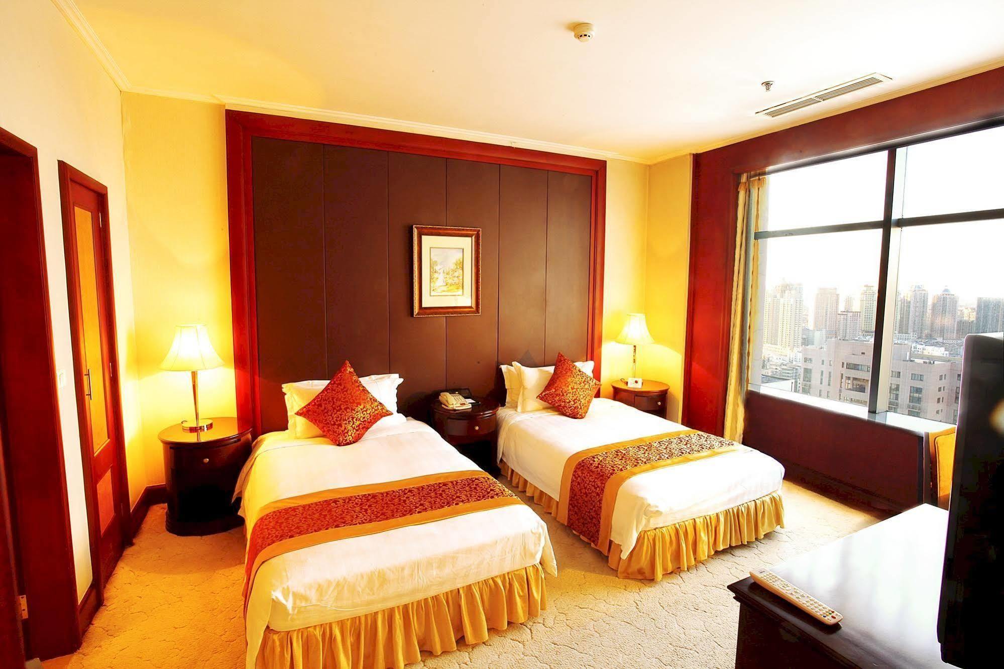 Central Plaza Hotel Далиен Екстериор снимка