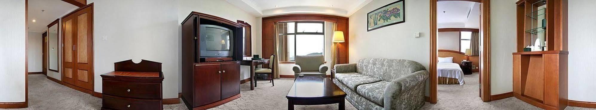 Central Plaza Hotel Далиен Екстериор снимка